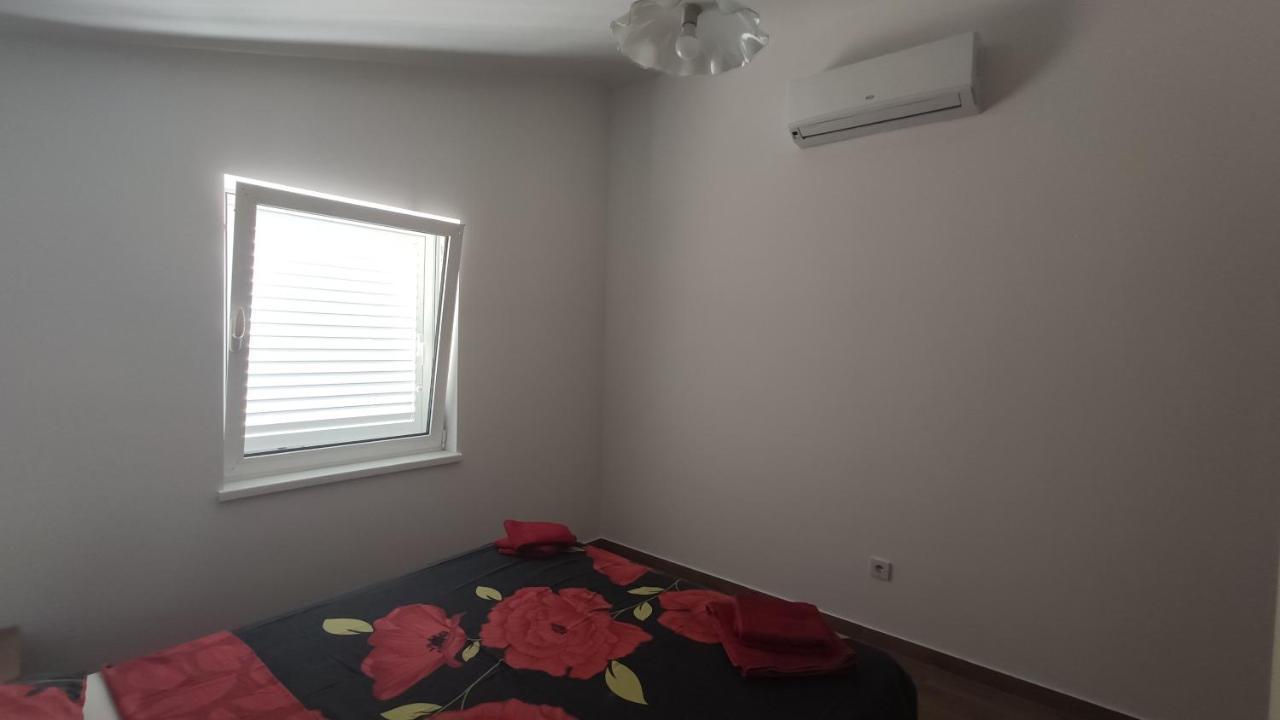 Apartmani Andrea Karlobag Esterno foto