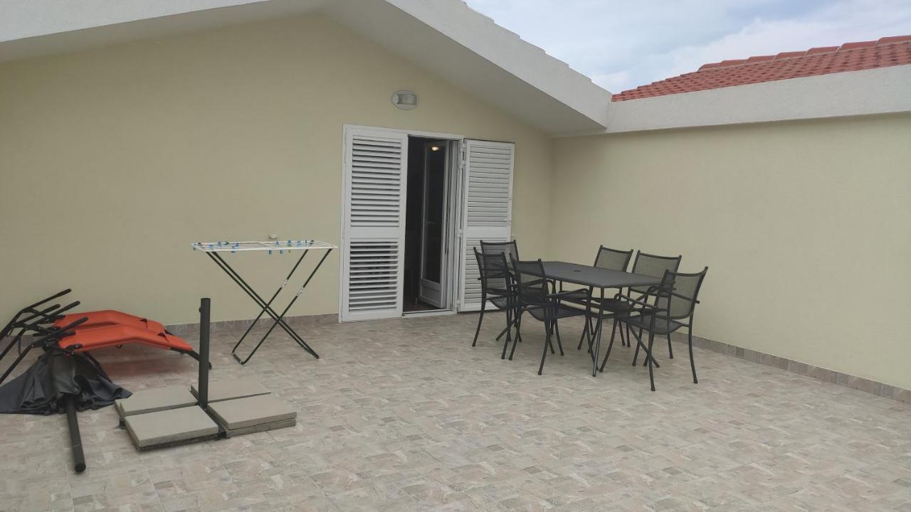 Apartmani Andrea Karlobag Esterno foto